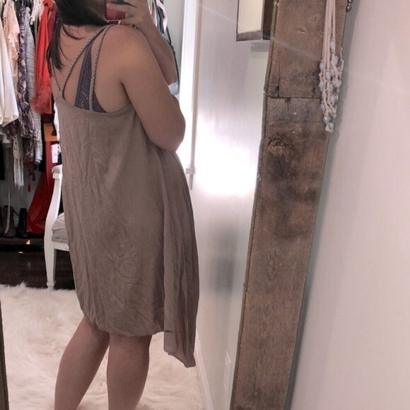 Doe & Rae size large blush taupe shift dress - Picture 4 of 7